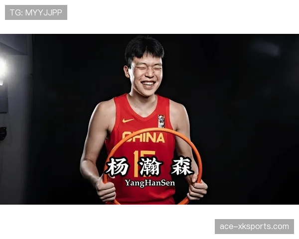 杨瀚森比赛还没开始，场边就拿出手机聊起了八卦，这节奏怪怪的吧？